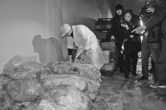 在城阳源华肉制品加工厂,部分生肉落地存放,工作人员赶忙清理.